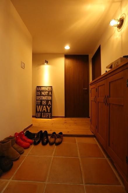 玄関のレンガ調の床は既存の物を活用し、
味のある空間を創るのに一役買っている。
そして、
廊下にあるダウンライトの照明の下に好きな物を置き
おしゃれに照らすのがこだわりポイント。