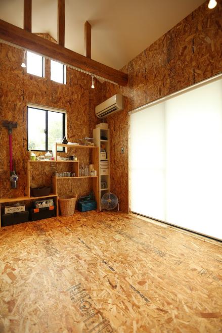 壁と床にはコルクを使用。遊び心ある空間に。