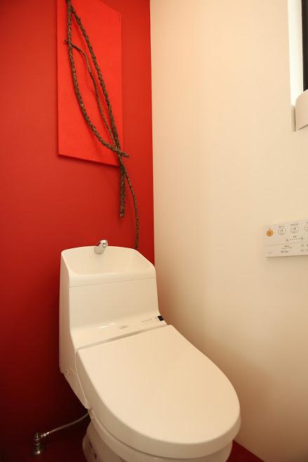 赤のアクセントカラーが映える空間。