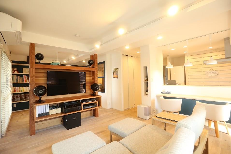 造作TVボードとスピーカーを設置したリビング