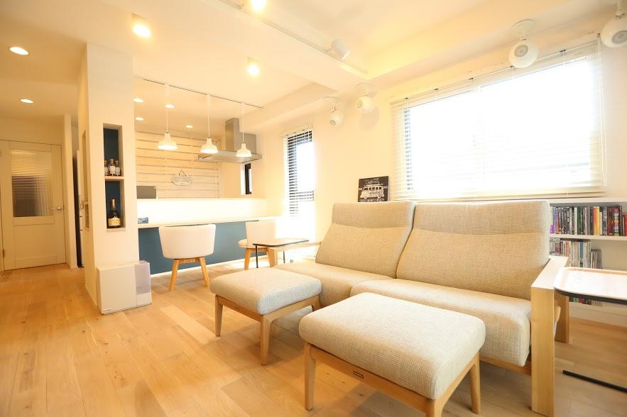 爽やかな空間にポイントカラーの青色が映える