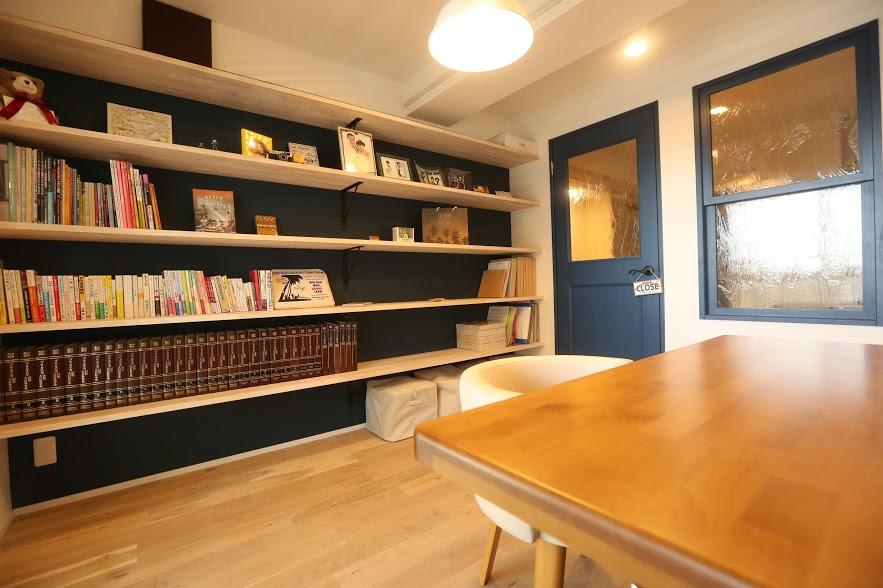 収納力抜群の本棚に好きな物を置いて楽しむ