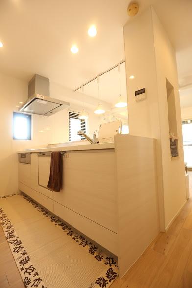 白色のキッチンは清潔感が漂う