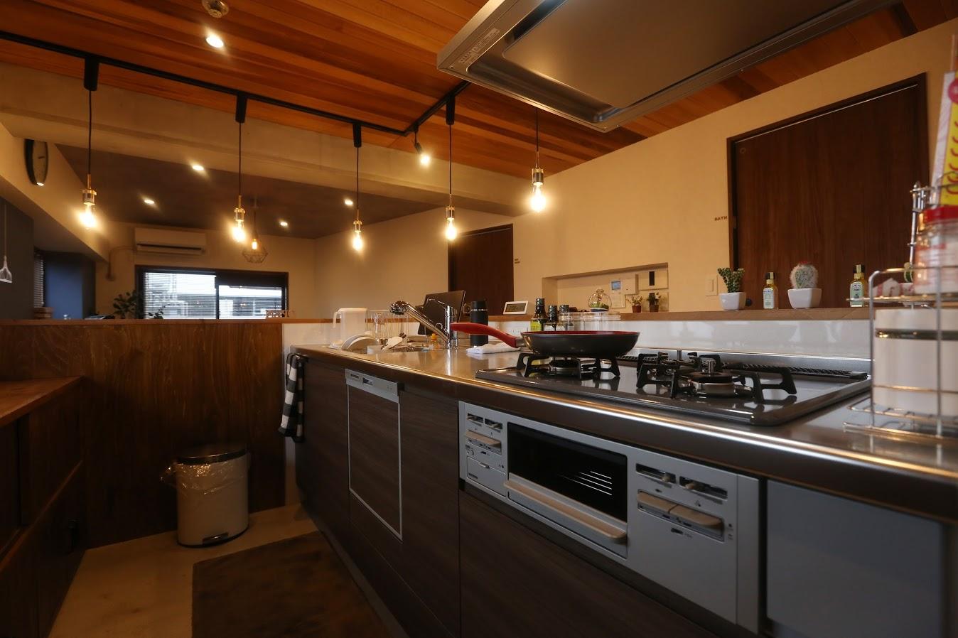 料理をしながらでもリビングを見たわせる