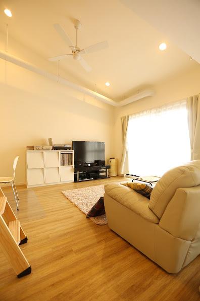 落ち着いたリビングで家族団欒を楽しむ