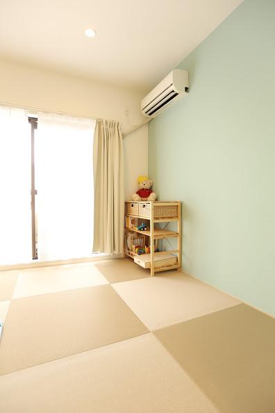 子供部屋の壁の一面のアクセントカラーがポイント