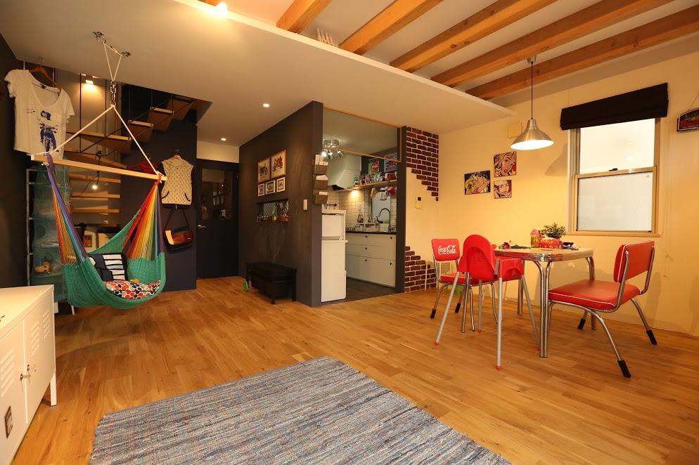 赤色の椅子がアクセントになるダイニングルーム