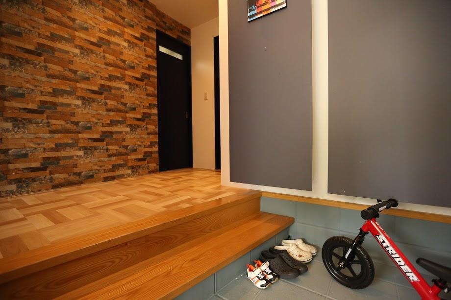 床と壁の模様を楽しめる玄関