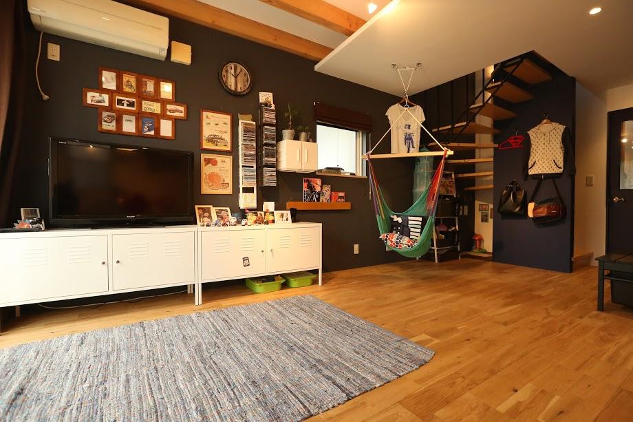 黒色の壁にインテリアを配置すると際立たせることができる