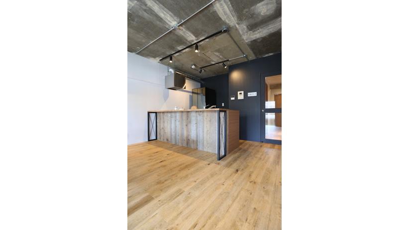 キッチンの背はフロアと統一感を持たせて