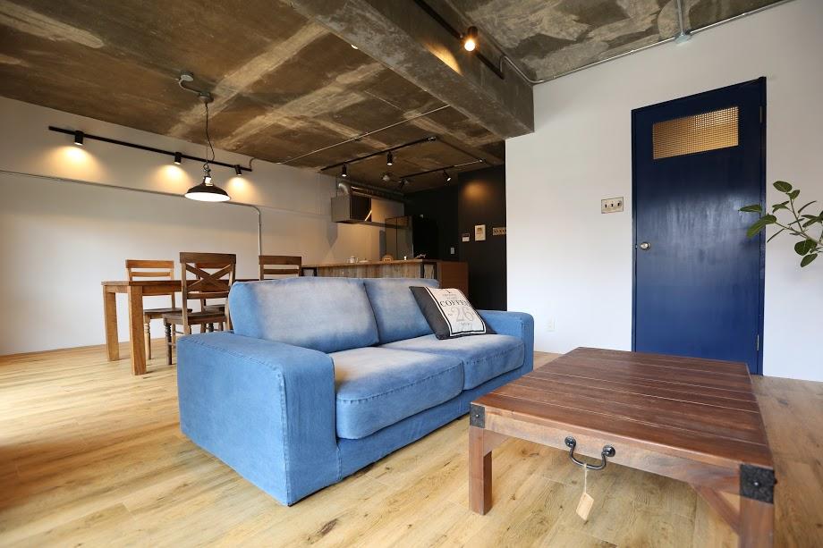 造作テーブルは良く見れば車輪に！