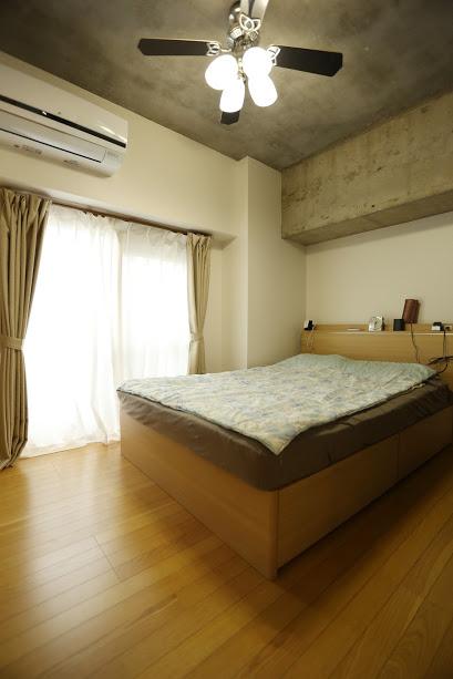 寝室もリビングと同系統で。