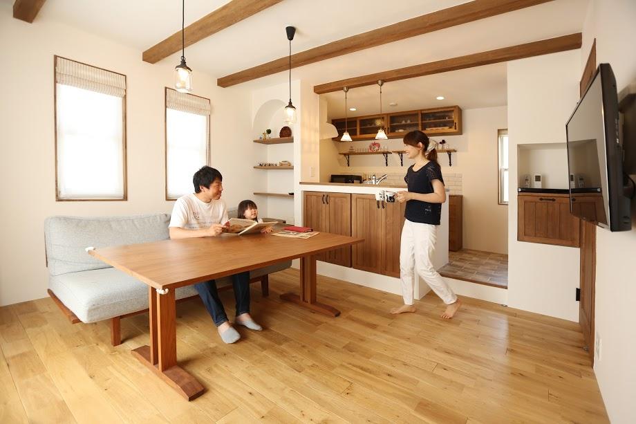 アンティークな雰囲気を感じるリビング。 飾り棚上部をアーチ型いすることでかわいさもプラス。