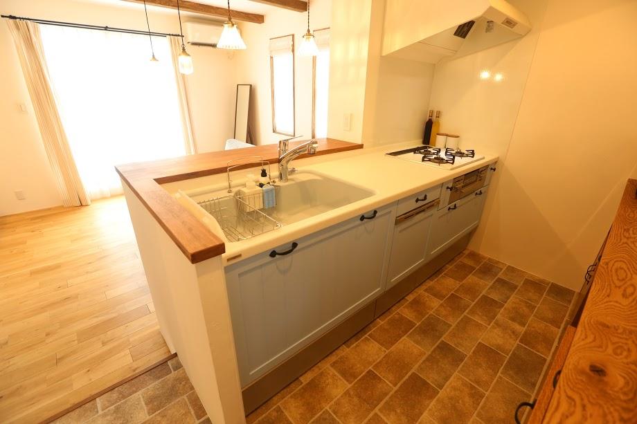 扉には北欧ブルーを採用。 機能性とデザイン性を兼ね備えた造作キッチン。