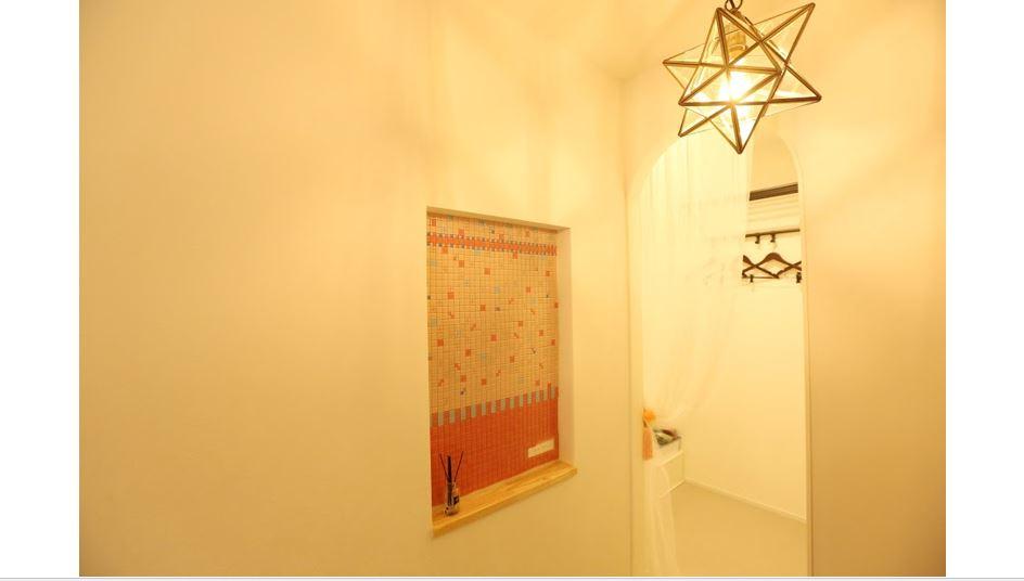 星形ペンダントが家族とお客様を迎える。タイルはお客様こだわりのデザイン。