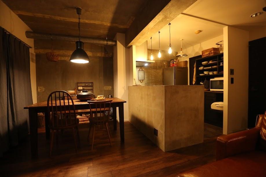 夜には選び抜かれた照明によって温かみのある空間に表情を変える