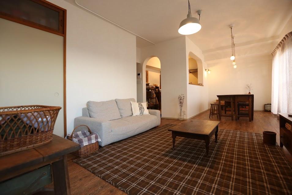 昼間は自然光でフローリング素材がより印象的に。