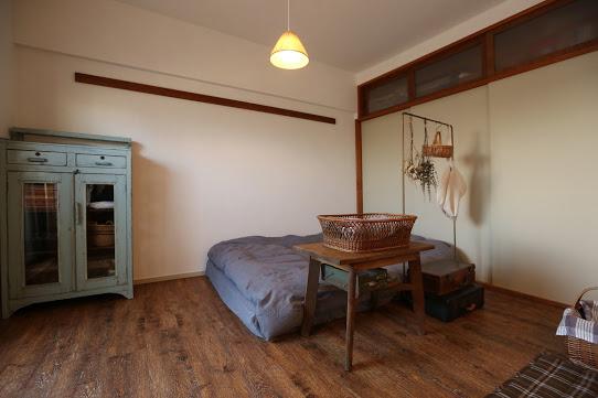 和室のフレームと障子が全体の洋風な雰囲気に 違和感なく溶け込む寝室