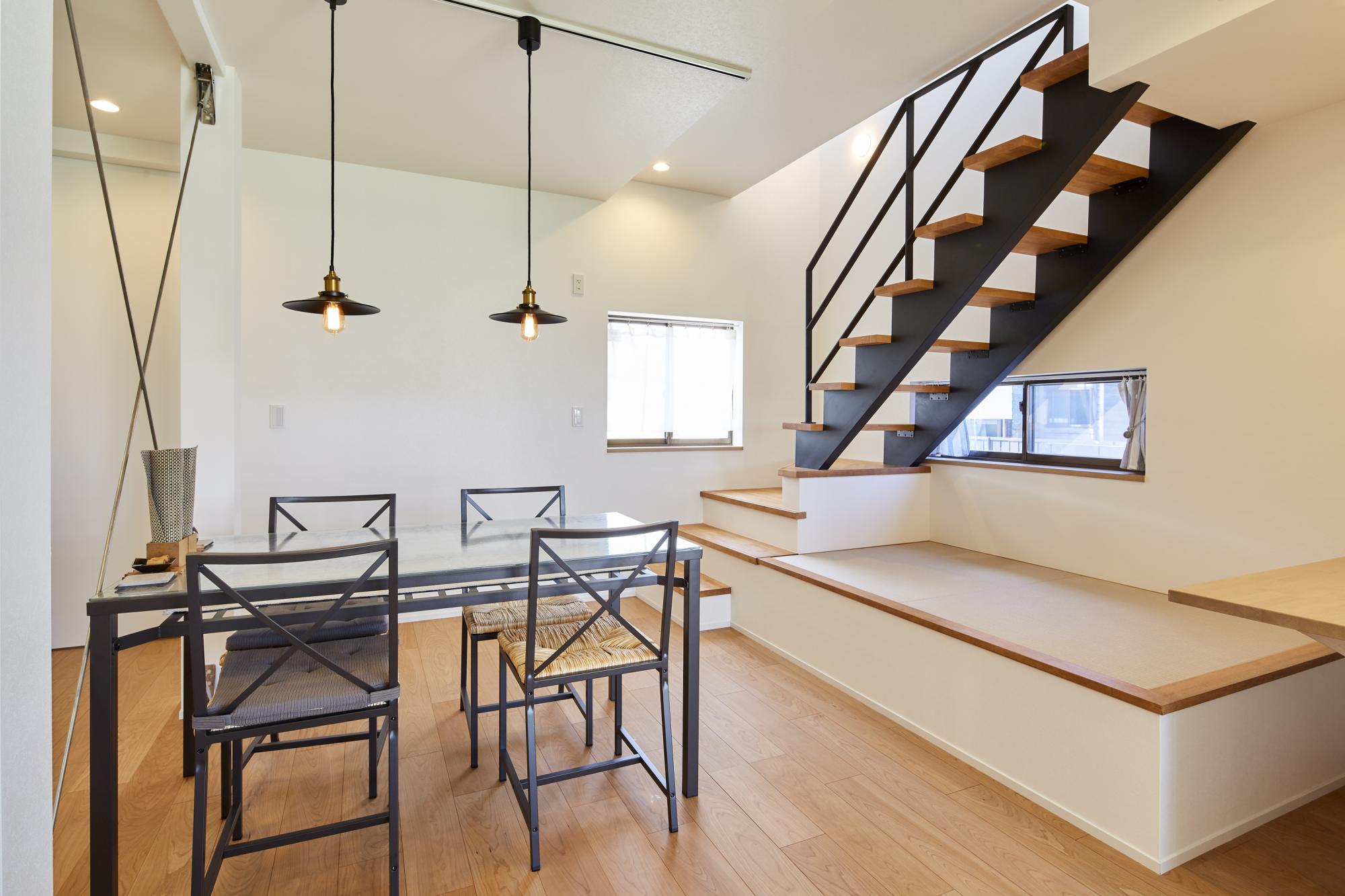 木材と白い壁、黒のアイアンで洗練されたリビング・ダイニング。