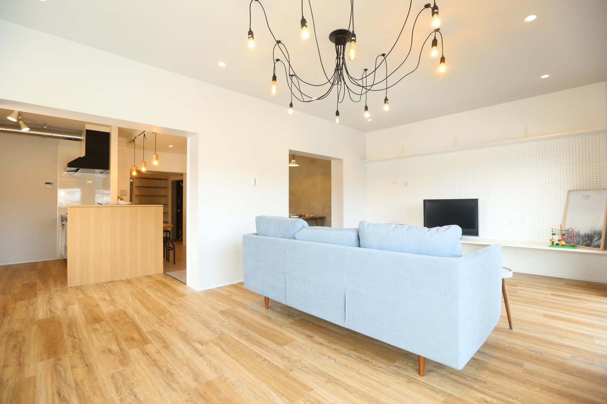 LDKはひとつながりだが、床材や壁材を変えることにより、雰囲気に変化を持たせている