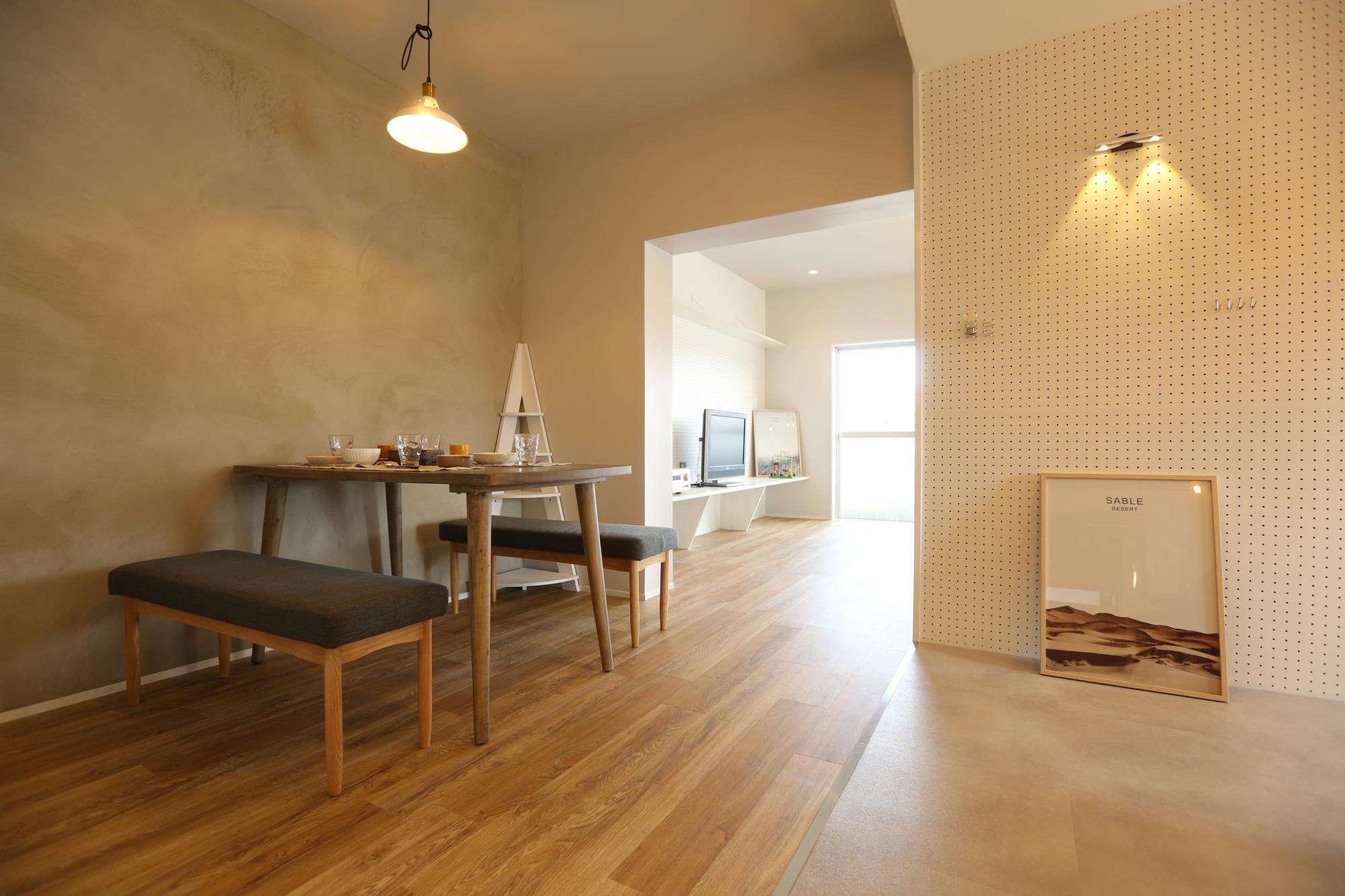 壁構造を利用して、繋がりをもたせつつ各スペースを緩やかに区切る