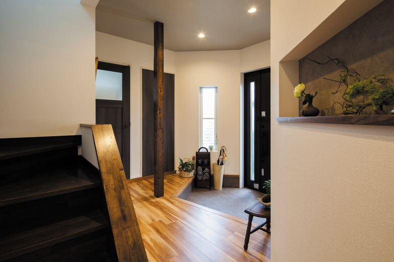 「生活動線を改善　落ち着きあるナチュラルな住まい」の玄関・土間