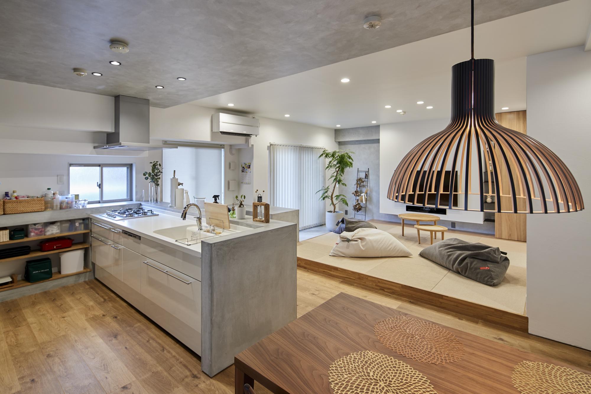 天井の一部にはモルタルを。異素材が絶妙にマッチしている