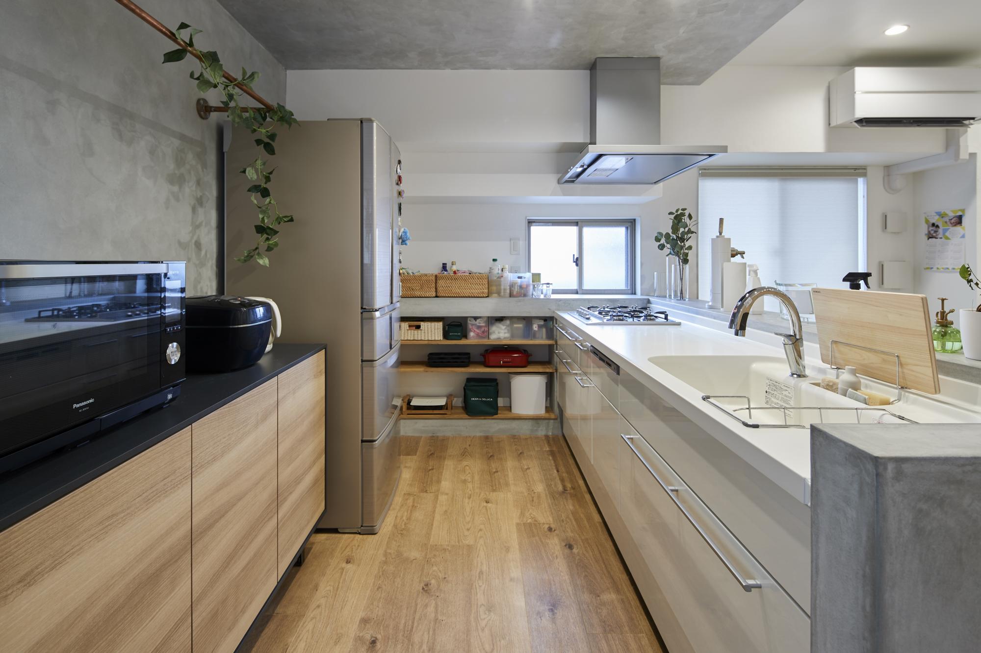 キッチンは足元に収納を大きく設け、上部はスッキリとした印象に