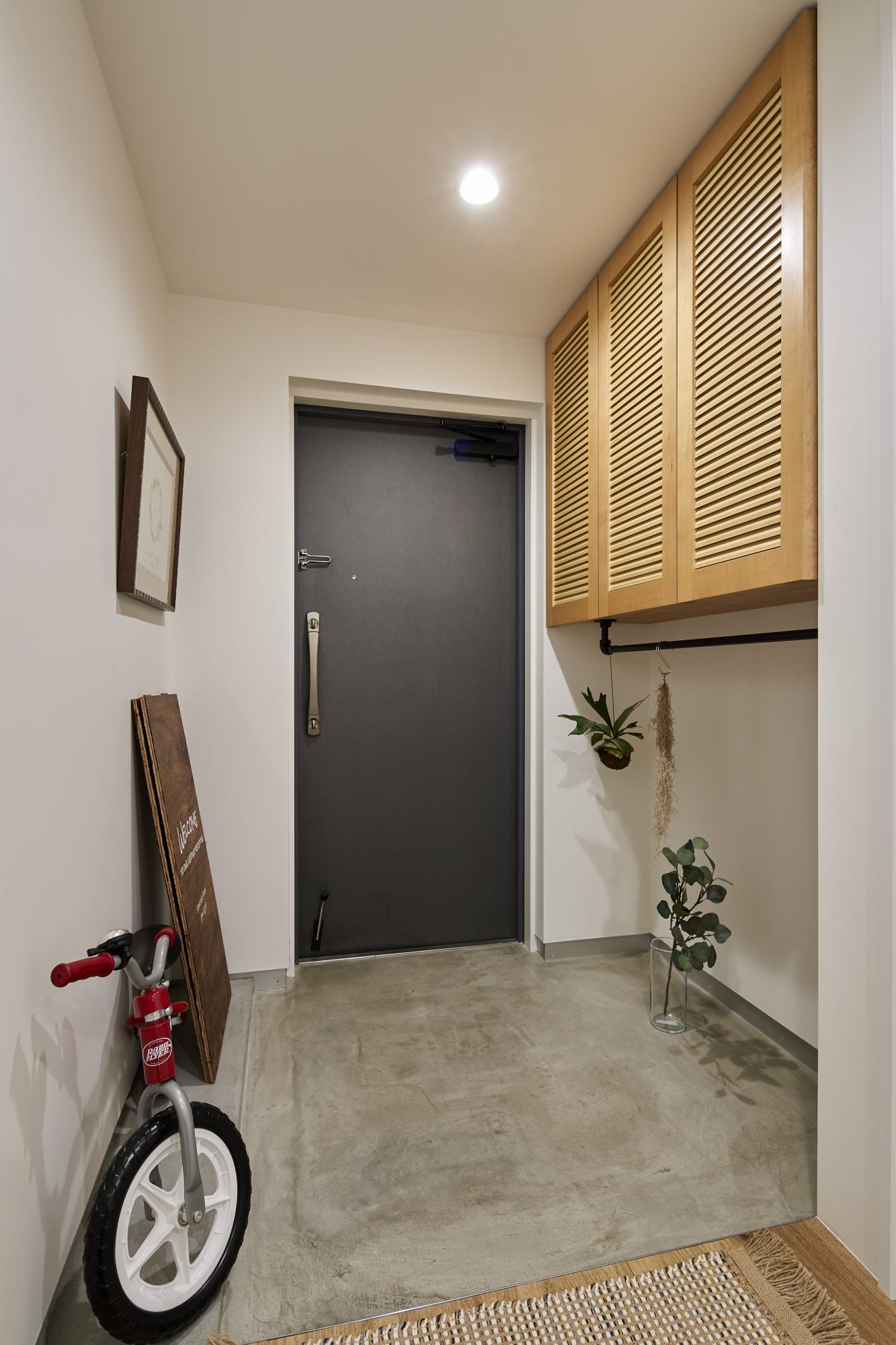 ベビーカーを収納できるように足元のスペースを広く確保