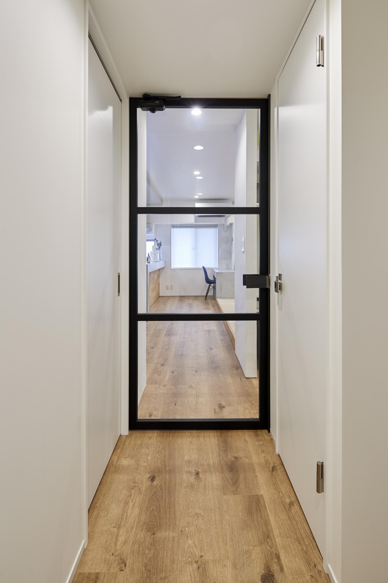 玄関からのLDKのドアはカフェ風ガラス扉