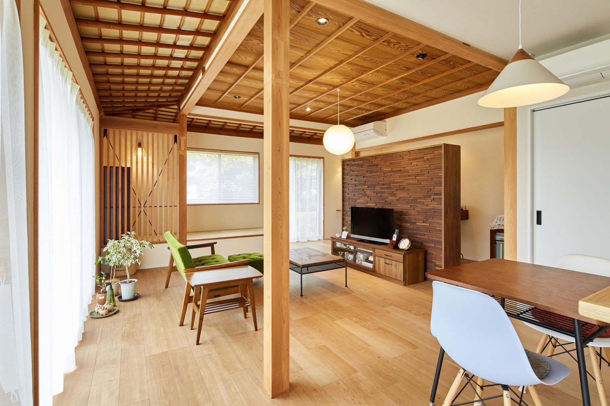 既存建物の竿縁天井や柱、梁をきれいに磨いてそのまま活かしている。