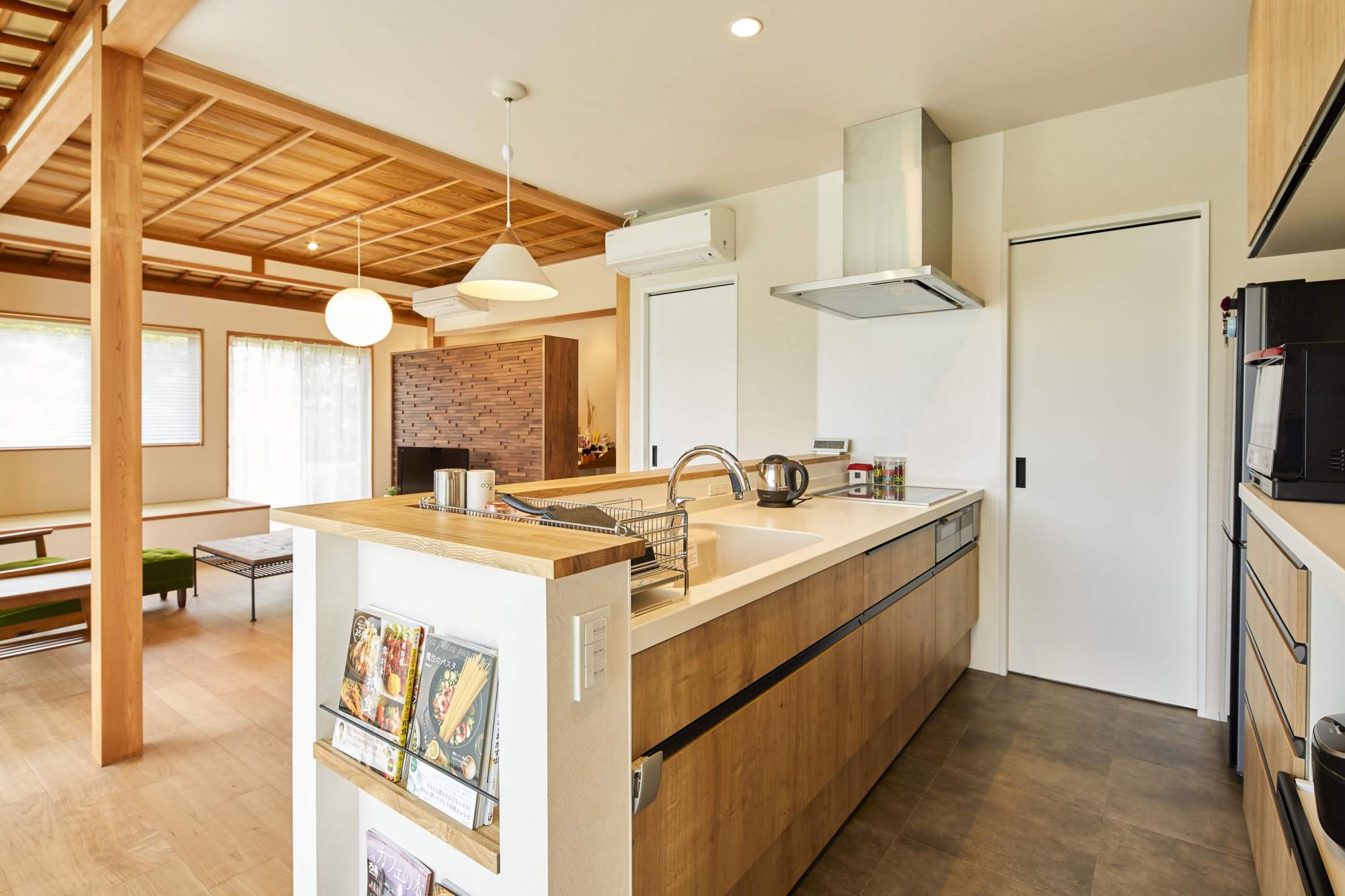 キッチンの横にはマガジンラックを造作。