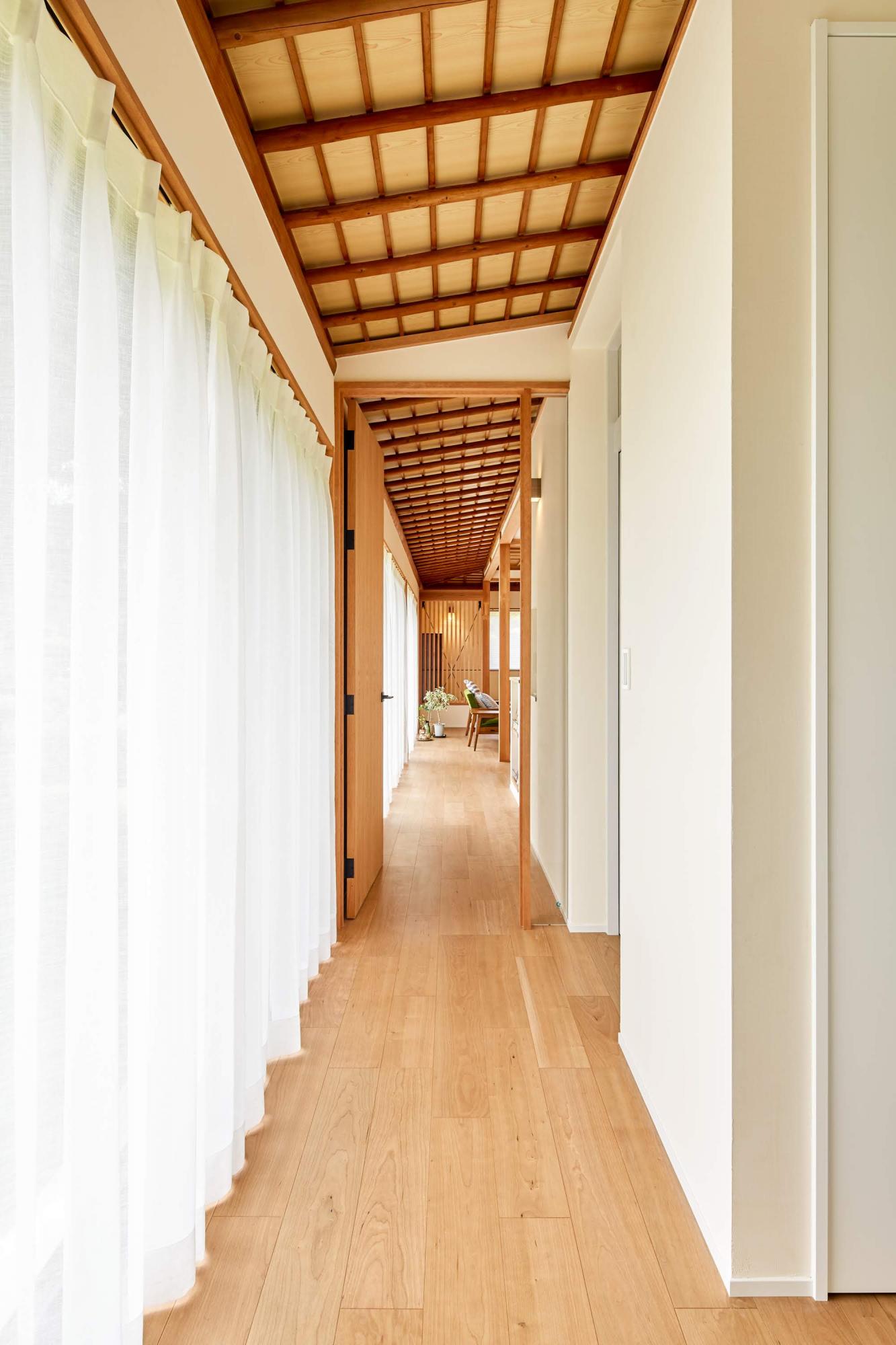 段差のないバリアフリーな設計。床暖房を取り入れ、裸足でも気持ちよく過ごせます。