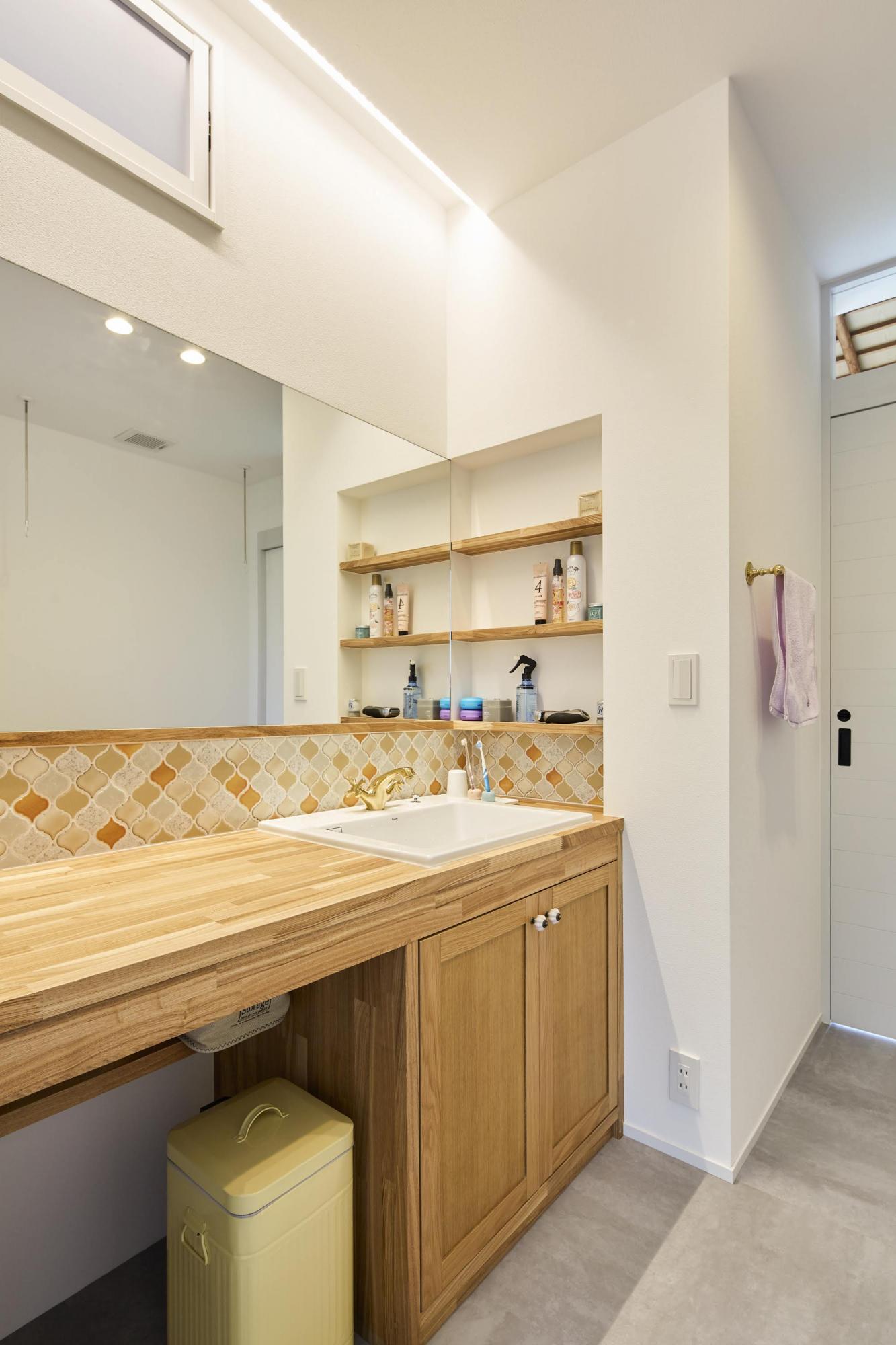 ゆとりあるスペースを確保した洗面所。忙しい朝でも二人並んで身支度できます。