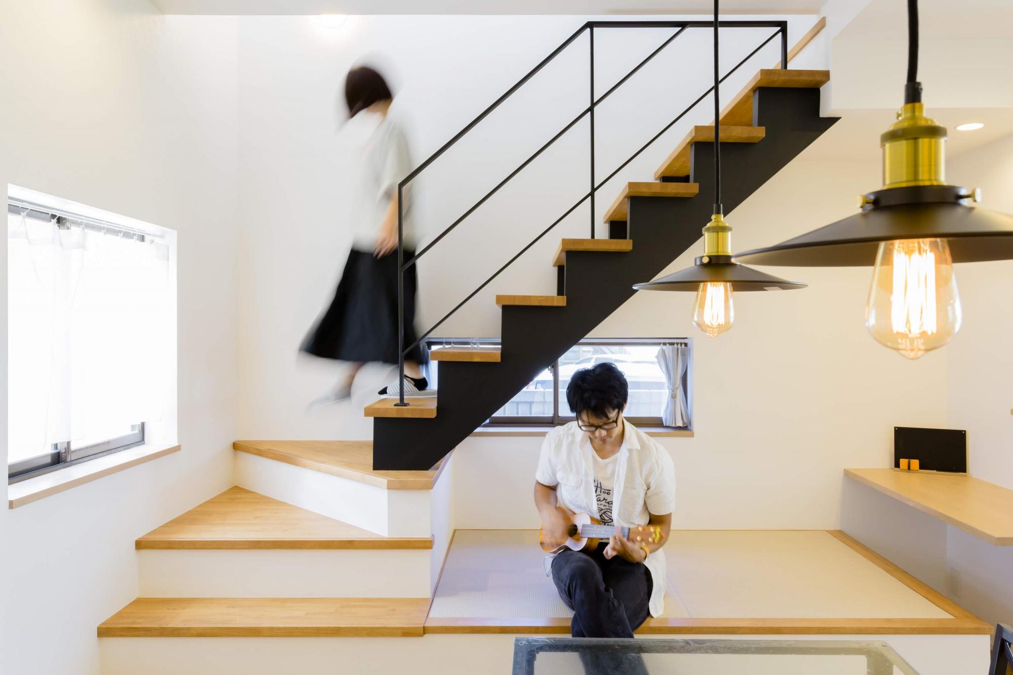 階段下のスペースは畳コーナー＆ワークスペースとして有効活用している