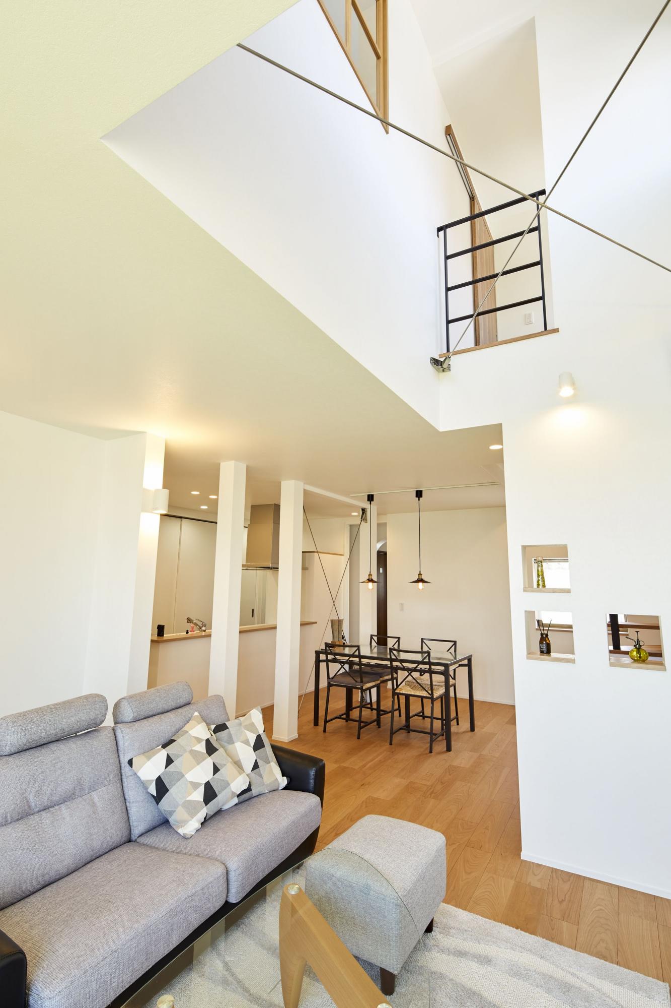 リビング・ダイニングは旧2階の1部屋を無くし、吹き抜けを設けた