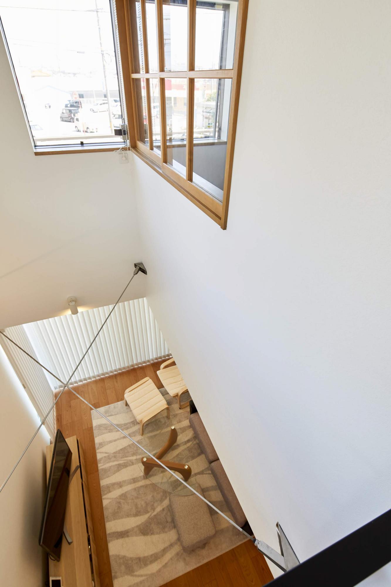 吹き抜けから光が十分に取れ、明るく開放的なLDKになった。吹き抜けをリノベで作れるのは戸建リノベの特徴。