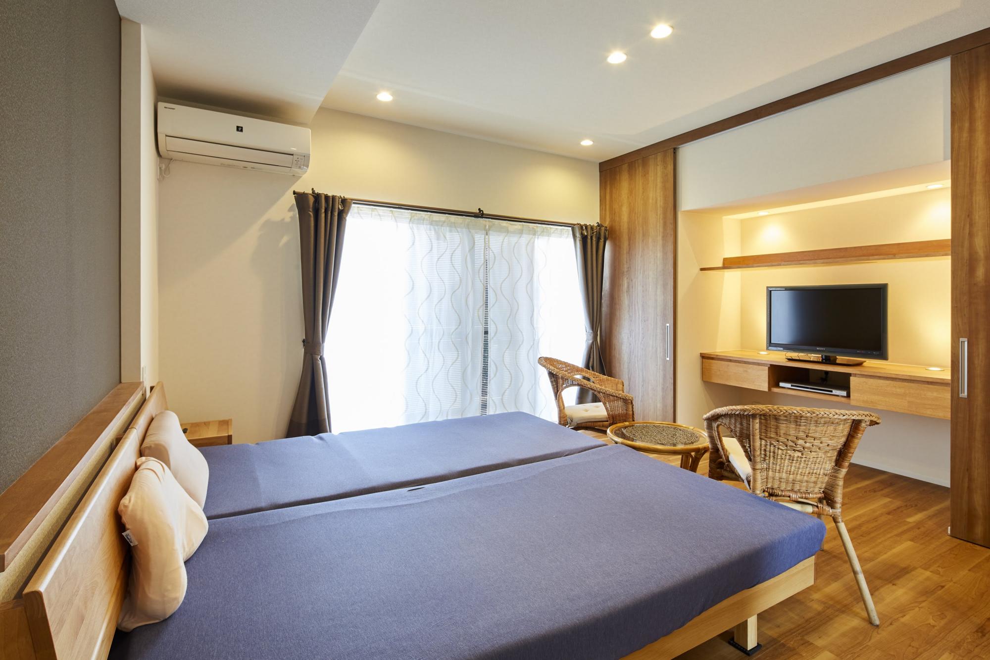 寝室は夫婦それぞれの専用クロークを設けていまる。まるでリゾートホテルに来たような寝室。