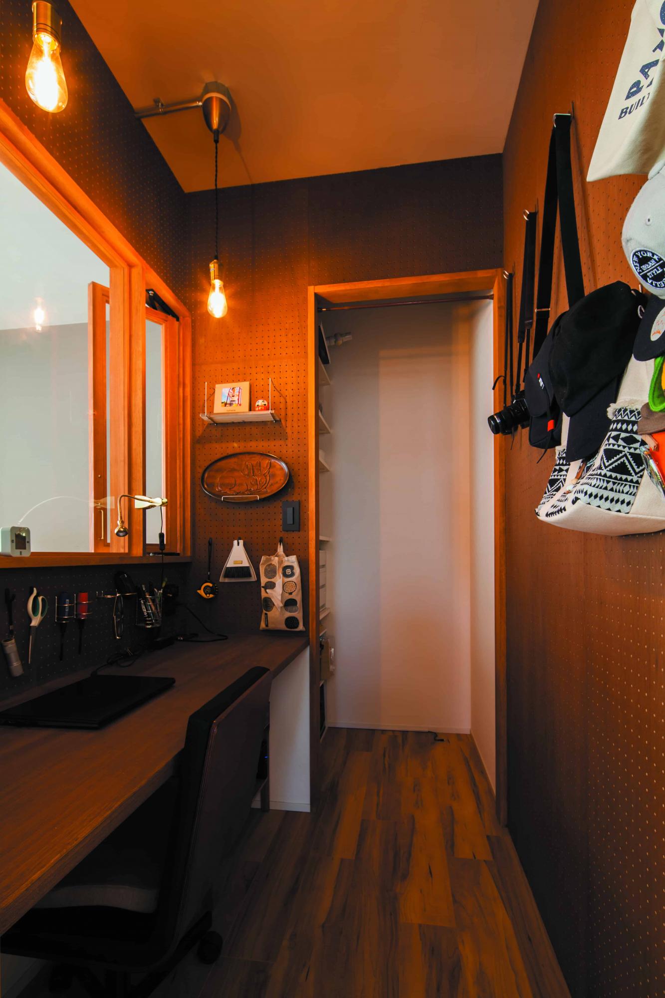 書斎の壁は有孔ボードを採用。自由に収納をカスタマイズできます。