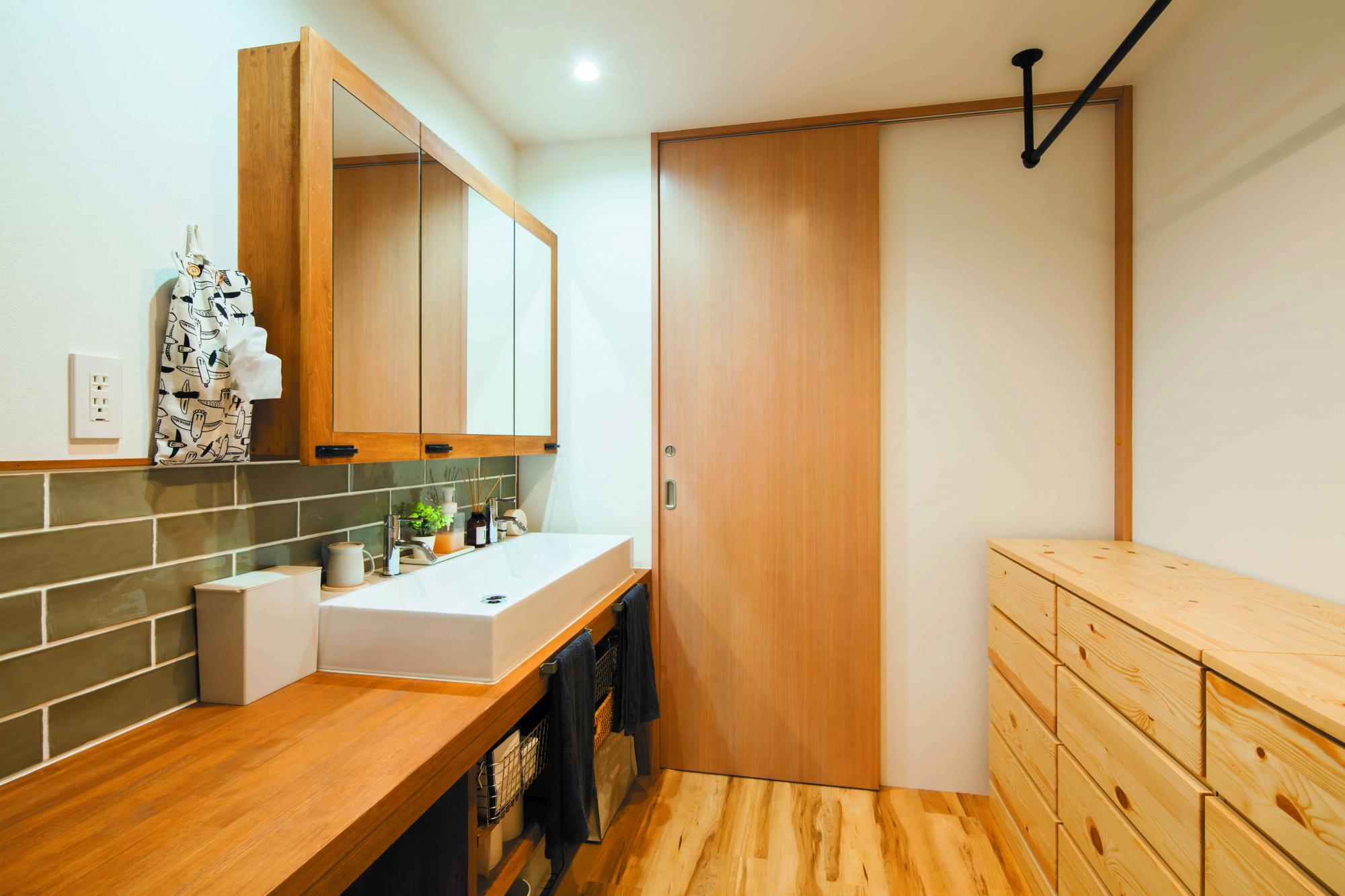 洗面所はゆったりとしたスペースを確保。ハンガーパイプで室内干しもできるように。