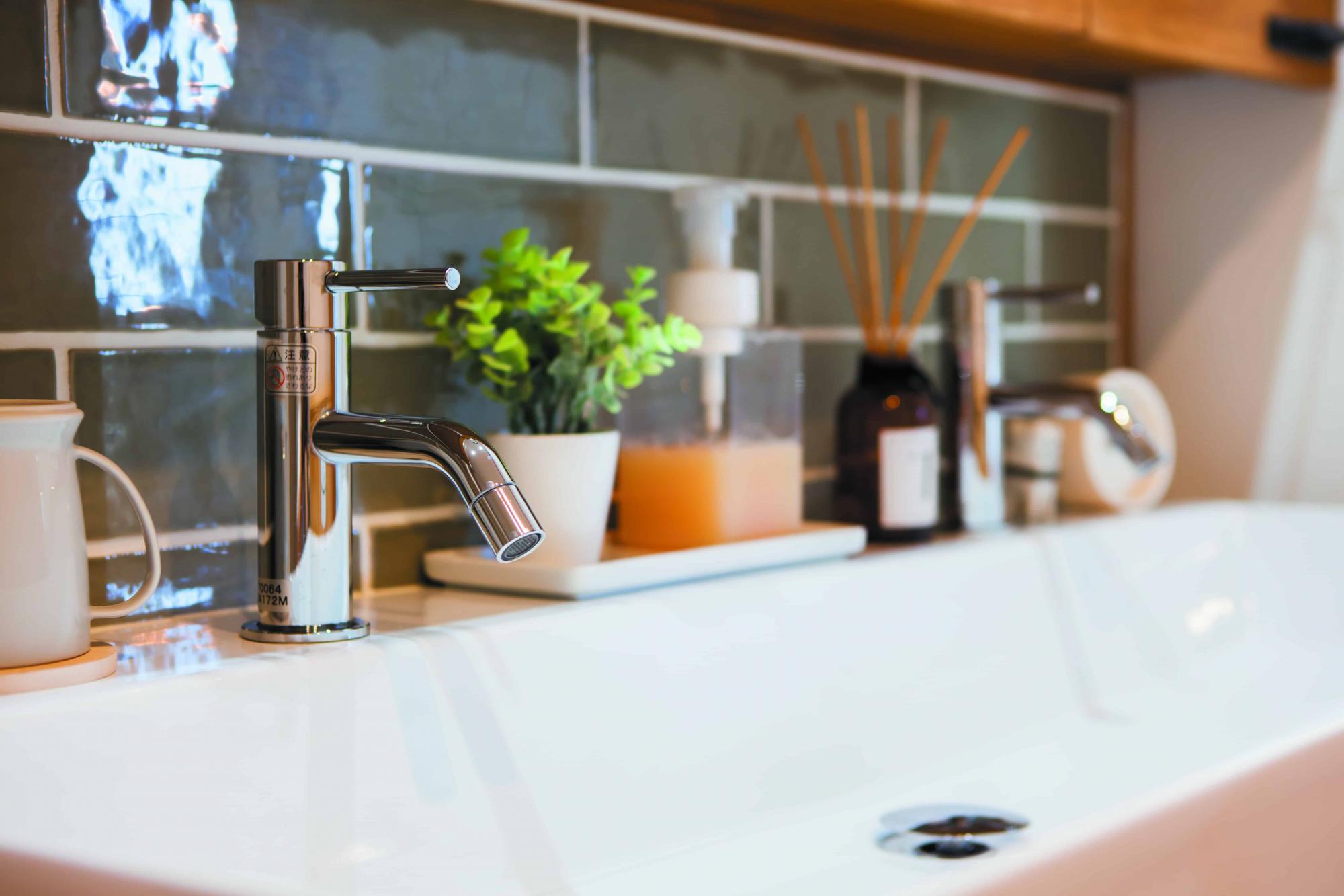 大き目の洗面台にはタイルをあしらって。