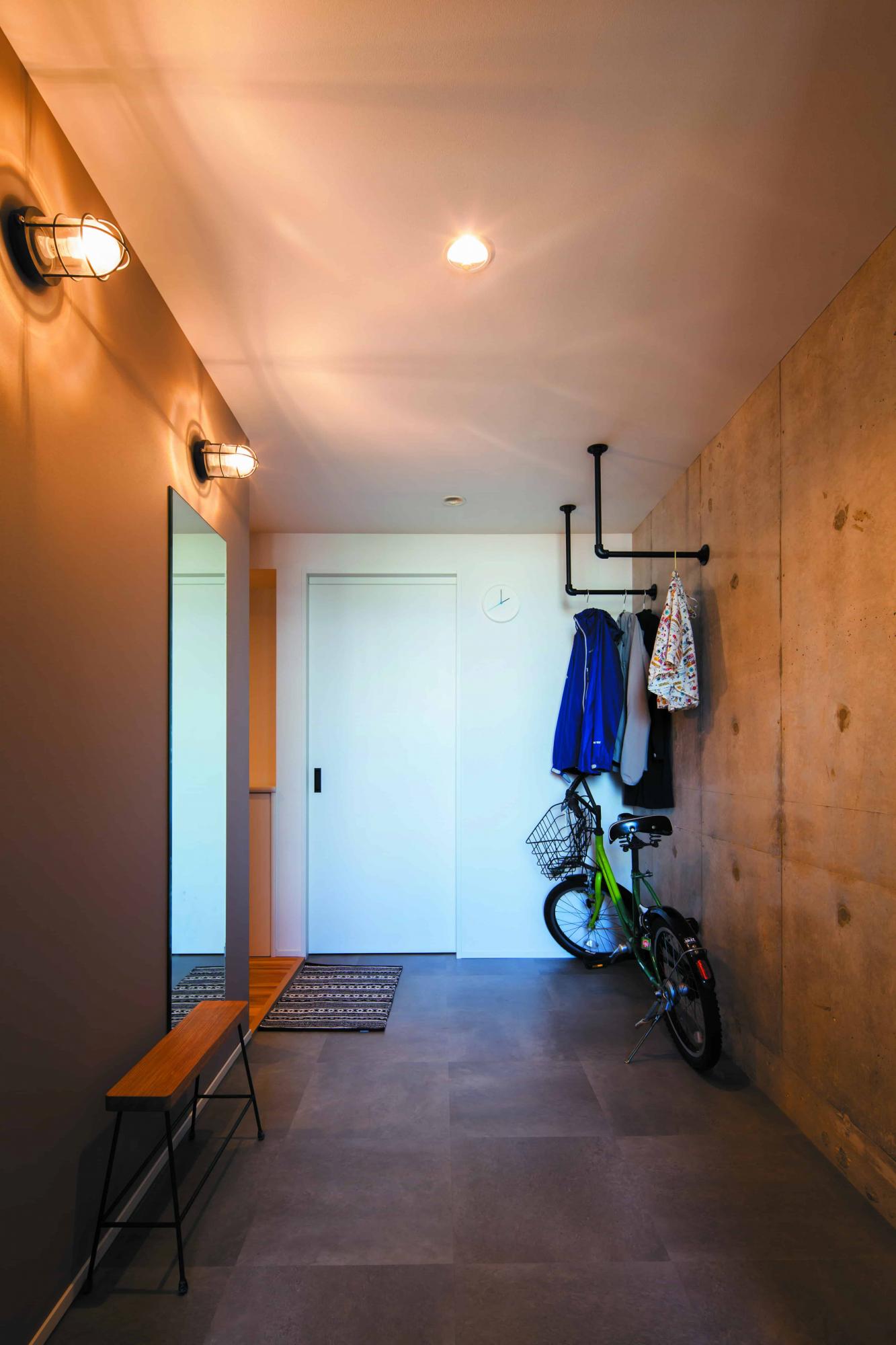 広々とした玄関土間スペース。自転車も置け、マンションとは思えないくらい広いです。