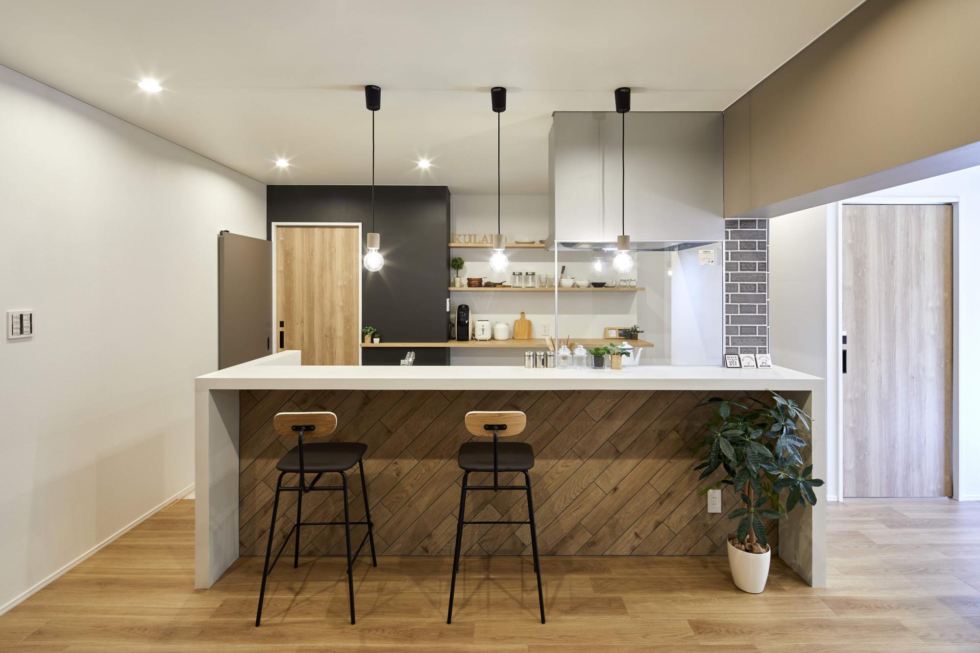 マンションでは珍しいアイランドキッチン。