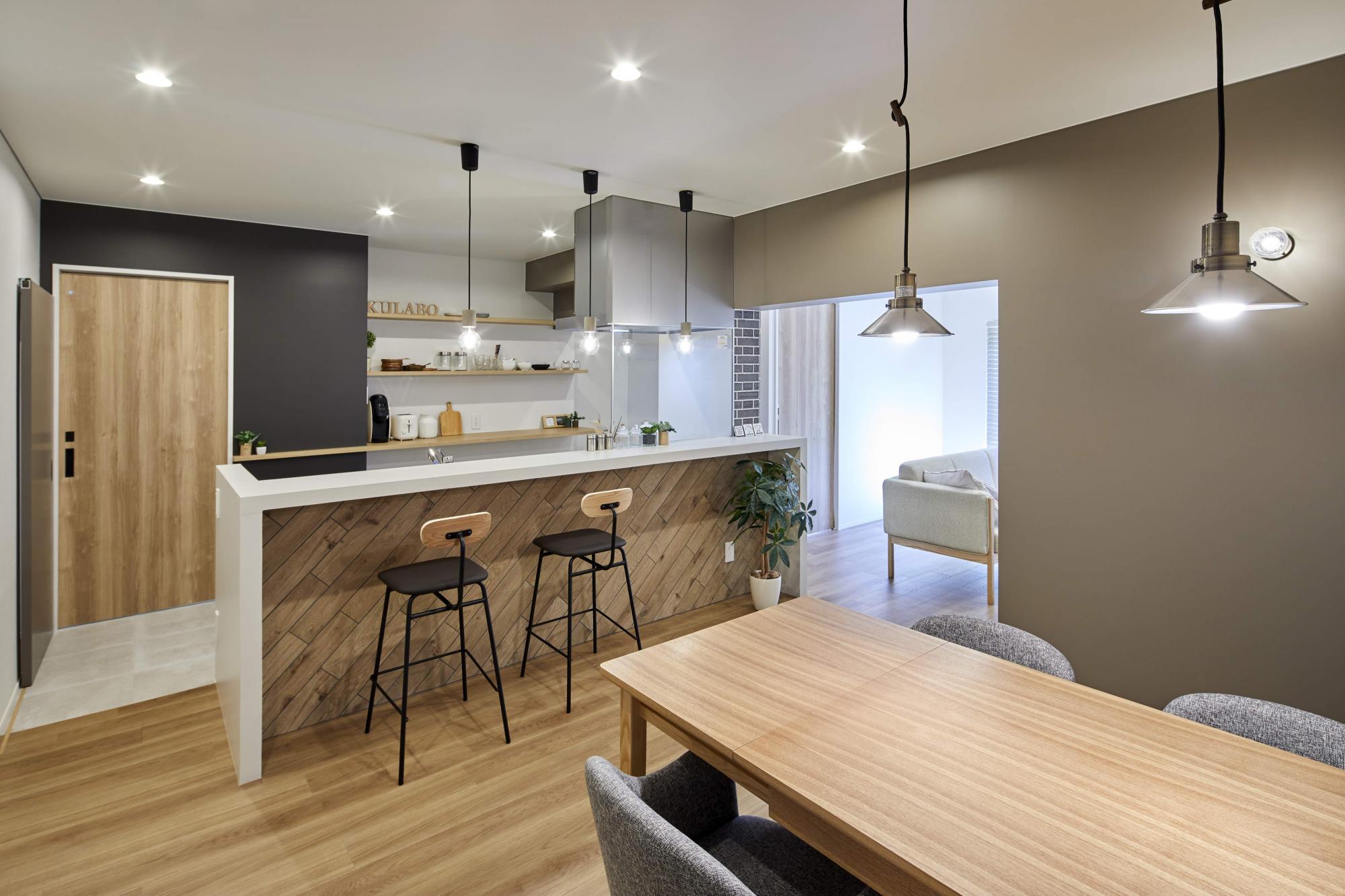 キッチンからダイニングの動線も楽々。