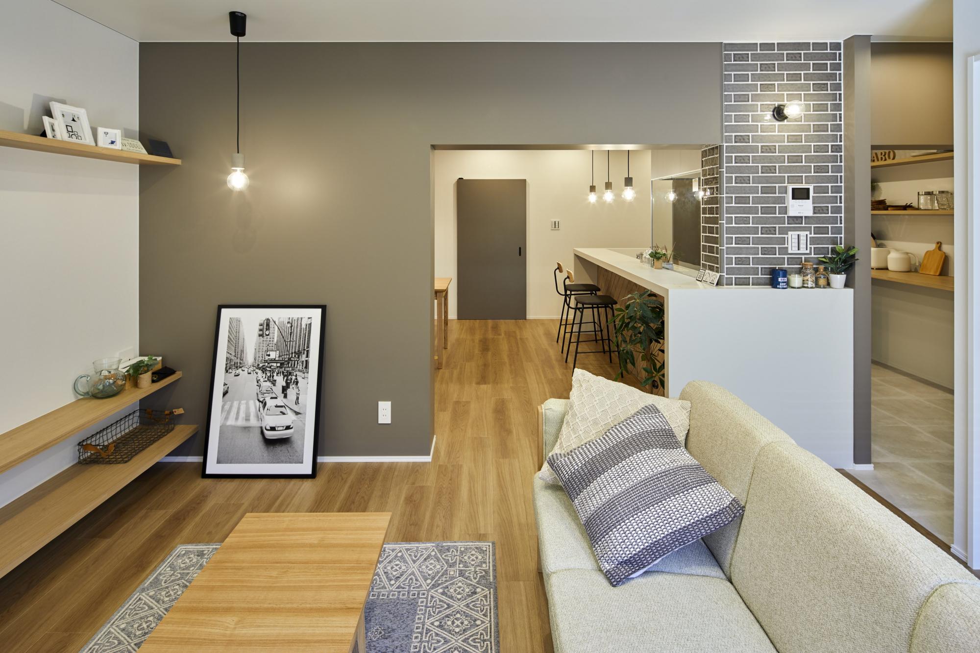 グレーの壁がお部屋のアクセントに。