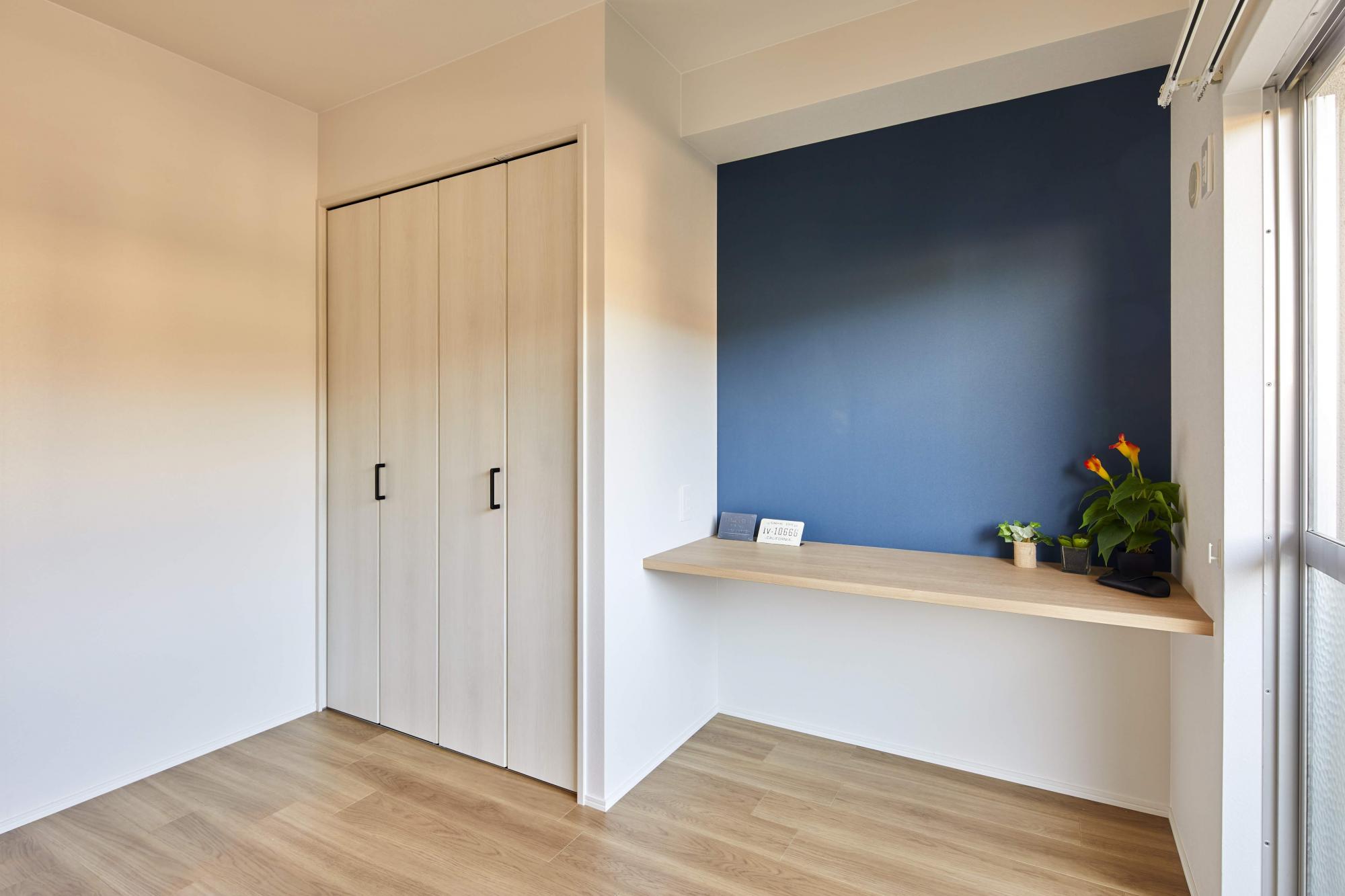 アクセントウォールを取り入れた居室。