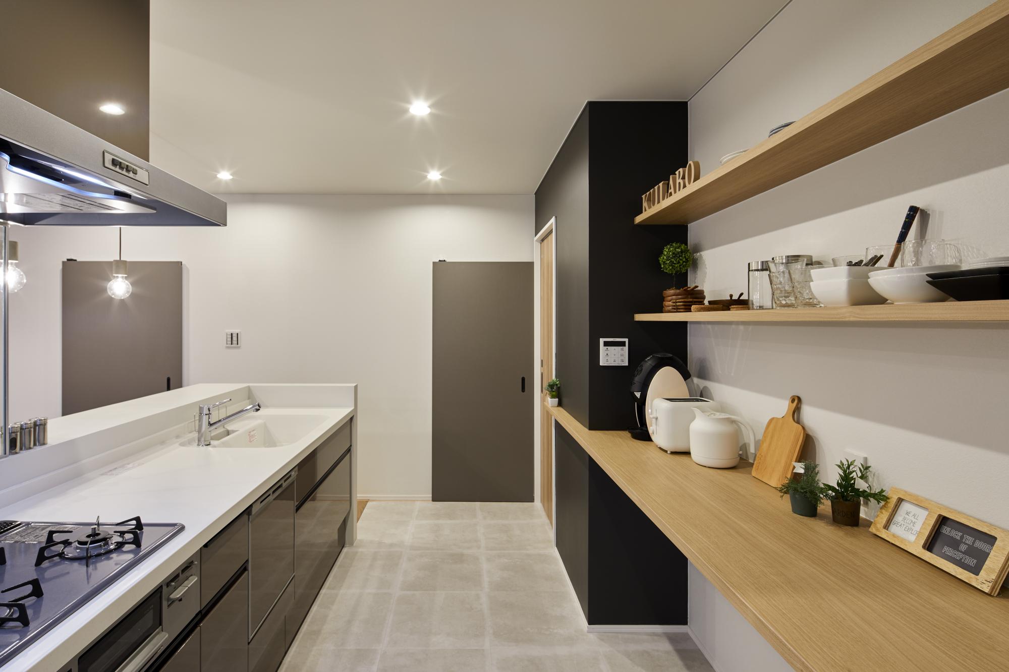 収納に役立つ造作のシェルフ。