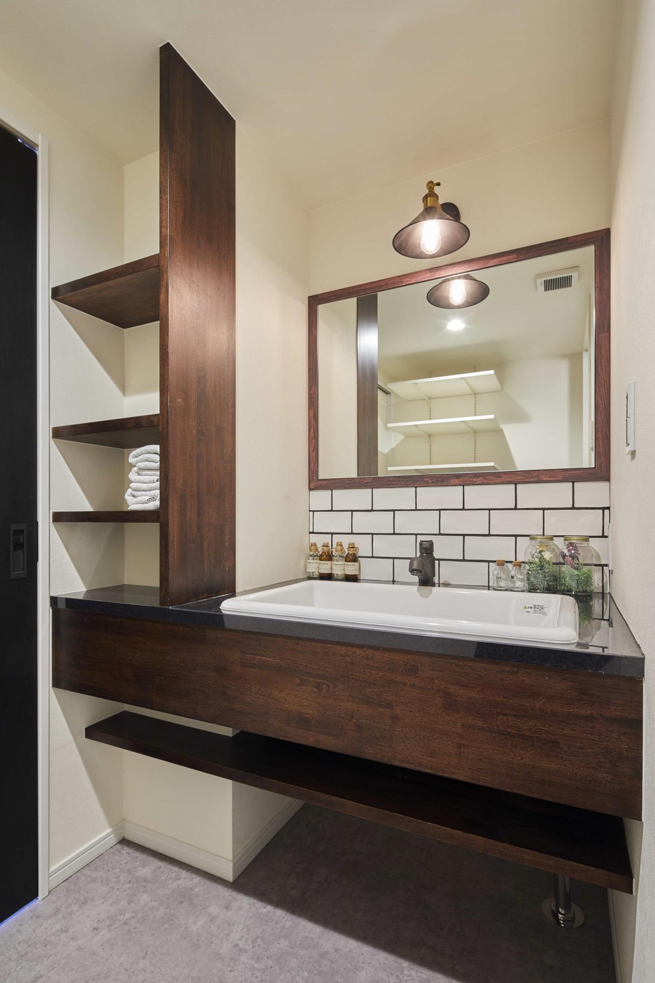 実験用流しを採用した造作洗面台。