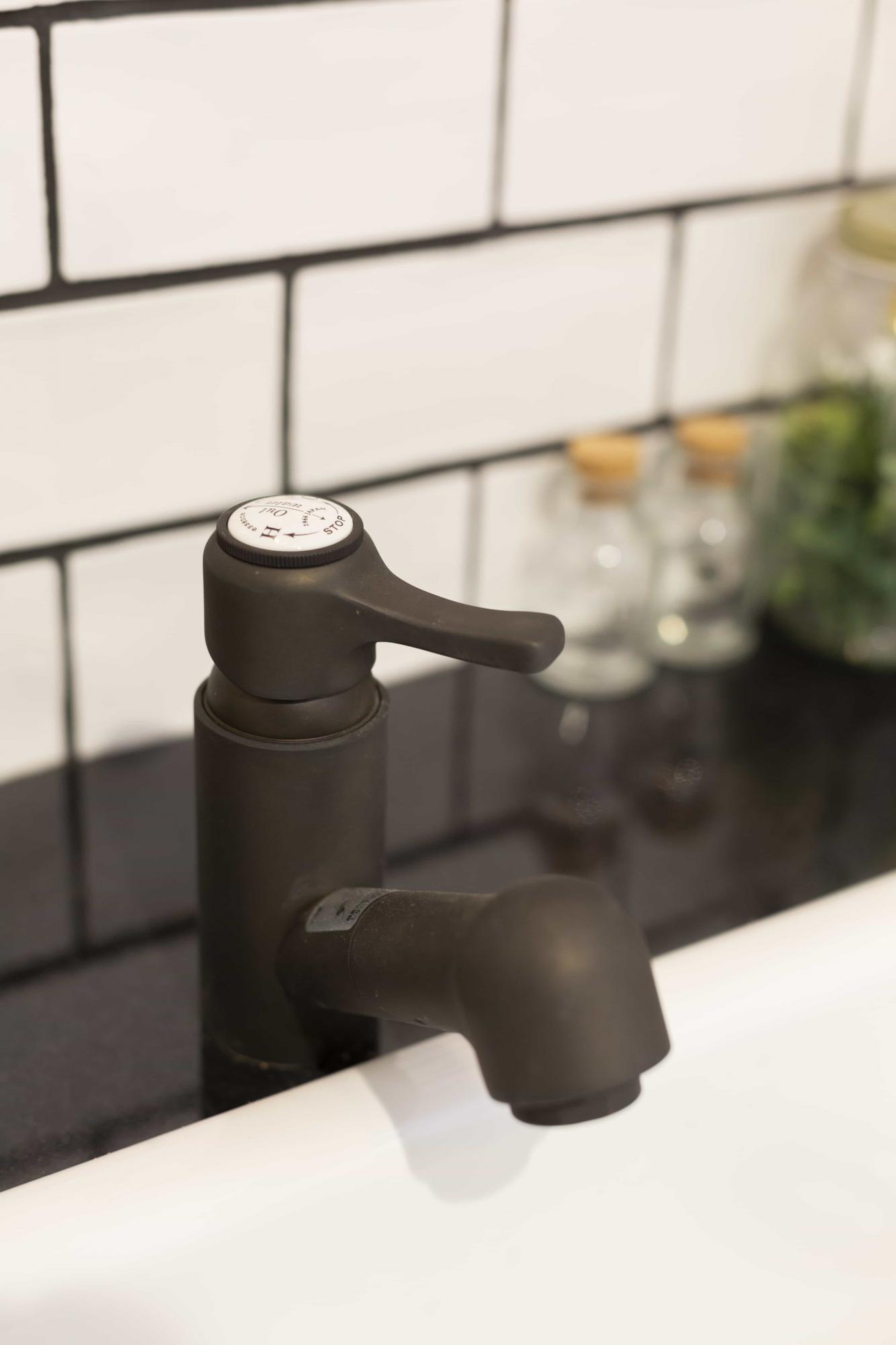 ぽってりとしたフォルムがかわいらしいブロンズ製水栓。