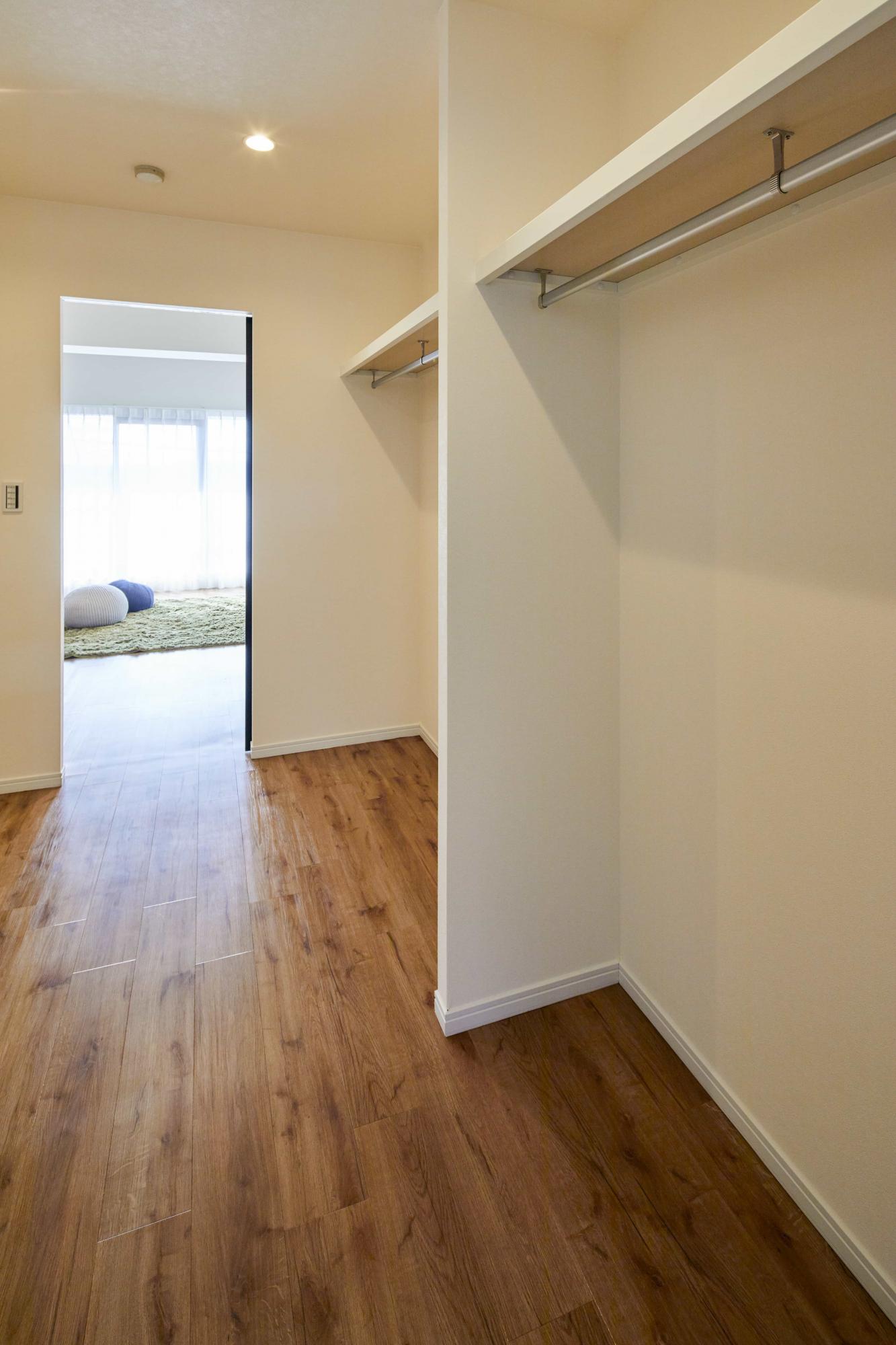 3.5畳を超えるウォークスルー収納で大容量収納が可能。